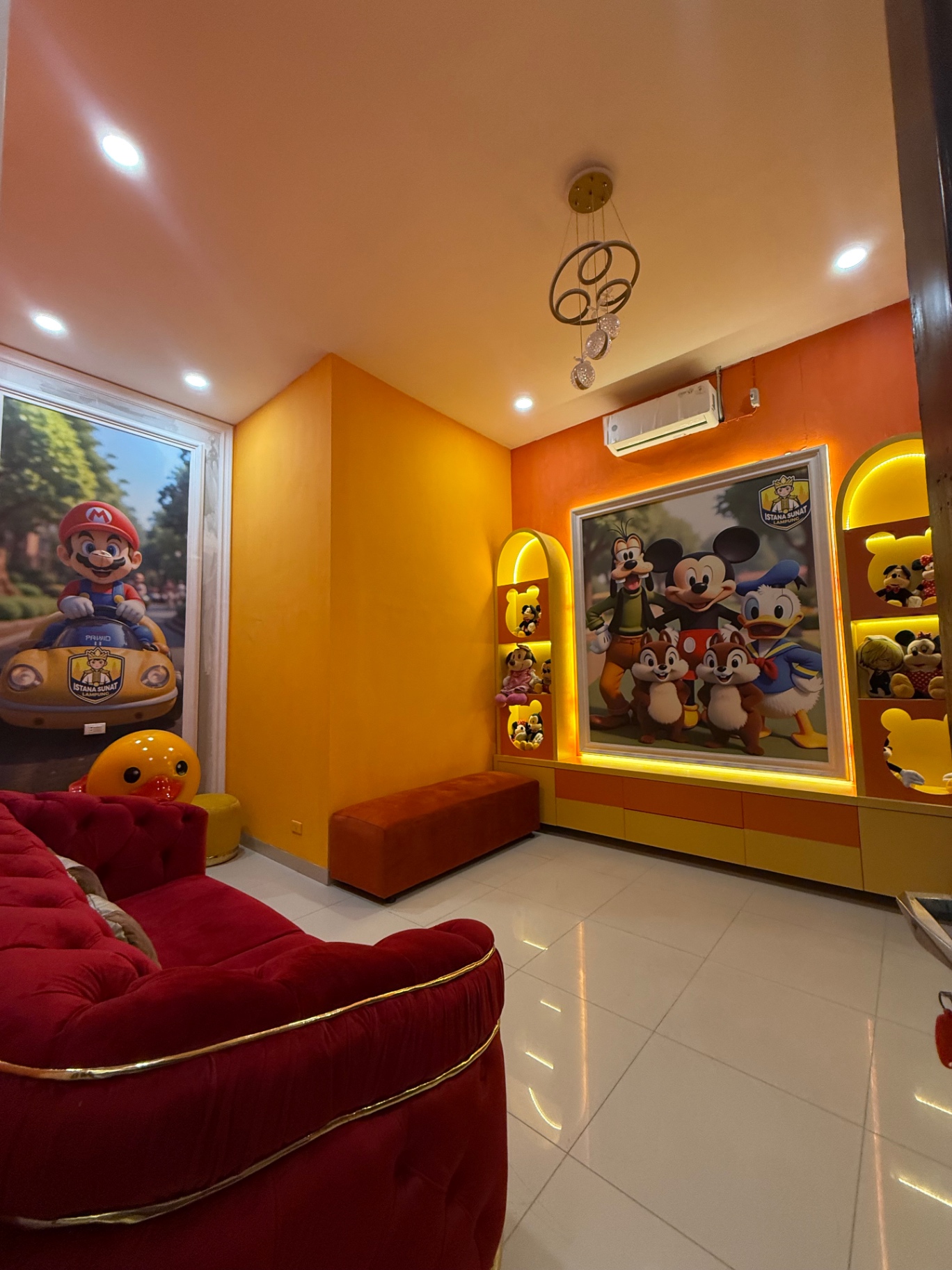 Ruang bermain anak bertema kartun